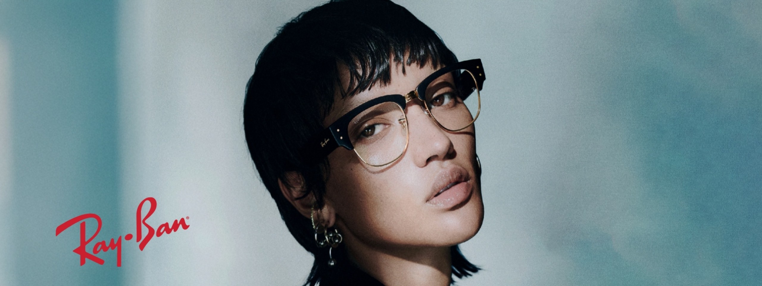 Ray-Ban: Frau mit Brille